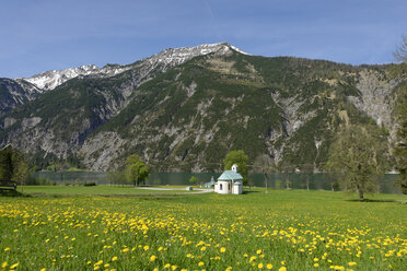 Österreich, Tirol, Leuchtturm und Seehofkapelle am Achensee in alpiner Landschaft - LBF001386
