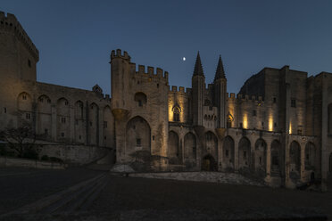 Frankreich, Avignon, Palais des Papes bei Nacht - CSTF000926