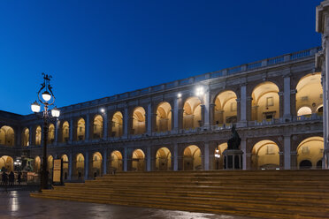 Italien, Loreto, Piazza della Madonna, Palazzo Apostolico bei Nacht - CSTF000934