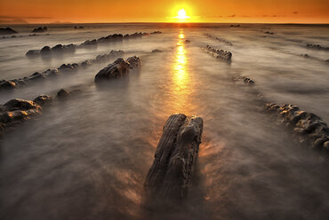 Spanien, Baskenland, Pais Vasco, Strand von Barrika bei Sonnenuntergang - DSGF000912