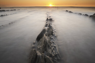 Spanien, Baskenland, Pais Vasco, Strand von Barrika bei Sonnenuntergang - DSGF000913