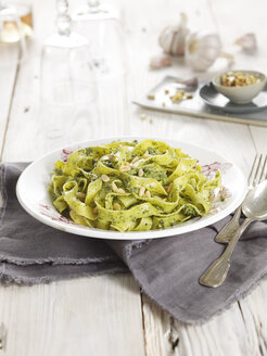 Nudeln mit grünem Pesto - CHF000096