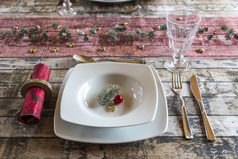 Gedeckter Tisch zur Weihnachtszeit, lizenzfreies Stockfoto