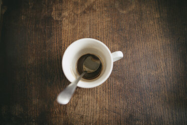 Cup with spoon and remains of coffee on wood - EBSF001232