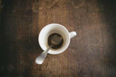 Tasse mit Löffel und Resten von Kaffee auf Holz - EBSF001232