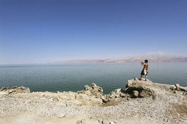 Israel, Mann beim Fotografieren am Ufer des Toten Meeres - REAF000057