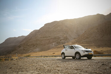 Isreal, geparktes Auto am Straßenrand in der Wüste nahe dem Toten Meer - REAF000060