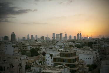 Israel, Tel Aviv, Stadtbild bei Sonnenuntergang - REAF000075