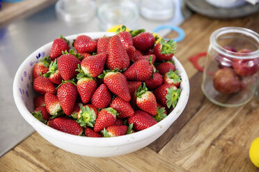 Frische Erdbeeren auf dem Küchentisch - FMKF002342