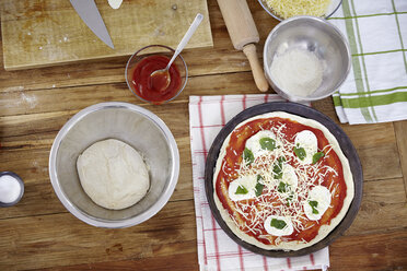 Preparing pizza in kitchen - FMKF002359