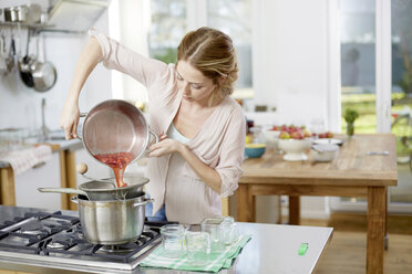 Junge Frau macht Marmelade in der Küche - FMKF002388