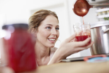 Filling jam into jars - FMKF002408