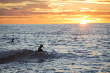 Zwei Surfer bei Sonnenaufgang - SKCF000064