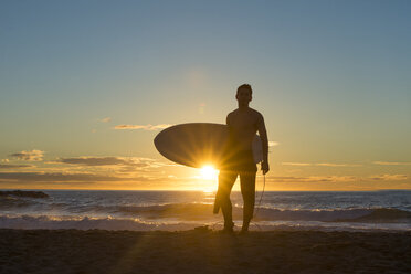 Surfer bei Sonnenaufgang am Strand - SKCF000065