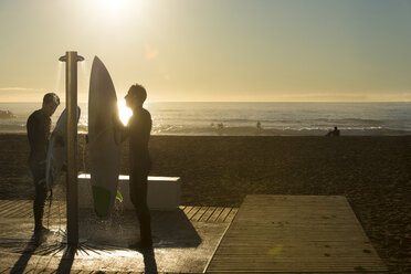 Zwei Surfer bei Sonnenaufgang am Strand, Dusche - SKCF000068