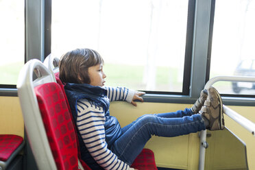 Kleiner Junge fährt mit dem Bus - VABF000173