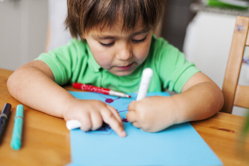 Portrait of little boy drawing - VABF000175