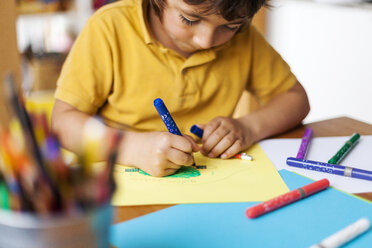 Little boy drawing on yellow paper - VABF000176