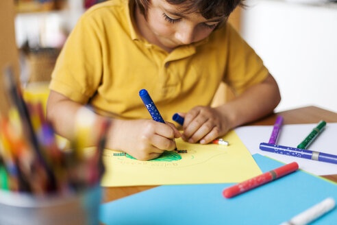 Kleiner Junge zeichnet auf gelbem Papier - VABF000176