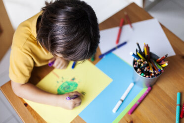 Kleiner Junge zeichnet auf gelbem Papier - VABF000177