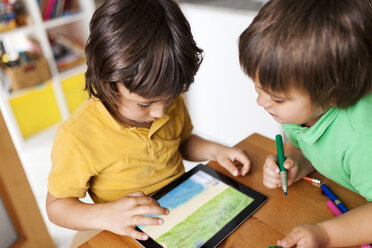 Zwei kleine Brüder spielen mit digitalem Tablet - VABF000179
