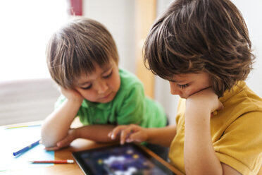 Zwei kleine Brüder spielen mit digitalem Tablet - VABF000182