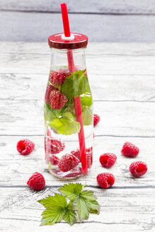 Glasflasche mit Mineralwasser mit Himbeeren und Minze - LVF004557