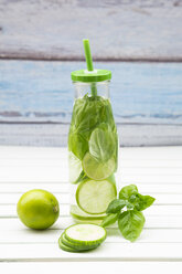 Glasflasche mit Infusionswasser mit Limette, Gurke und Basilikum - LVF004559