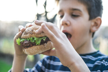 Junge isst Hamburger, Nahaufnahme - DEGF000658