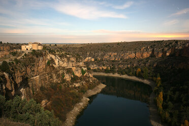 Spanien, Sepulveda, Blick auf den Fluss Duraton im Naturpark Hoces del Rio Duraton im Herbst - DSGF000949