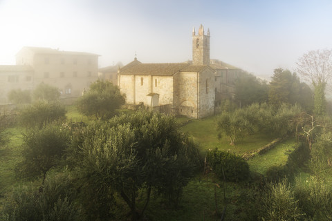 Italien, Toskana, Montereggioni, Kirche Santa Maria Assunta, lizenzfreies Stockfoto