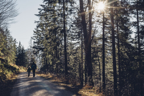 Deutschland, Berchtesgadener Land, Mann und Junge auf Waldweg im Winter - MJF001755