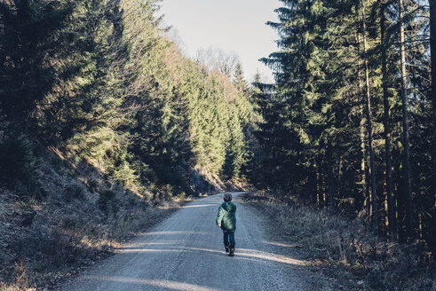 Deutschland, Berchtesgadener Land, Junge auf Weg im Wald - MJF001756