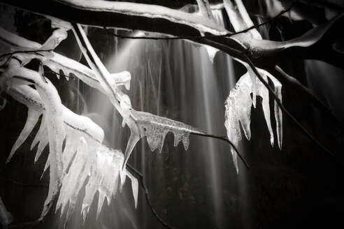 Spanien, Cuenca, Wasserfall am Fluss Cuervo, gefrorene Zweige, schwarz-weiß - DSGF000975
