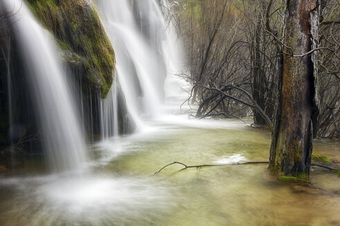 Spanien, Cuenca, Wasserfall am Fluss Cuervo - DSGF000977