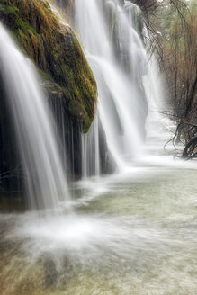 Spanien, Cuenca, Wasserfall am Fluss Cuervo - DSGF000978