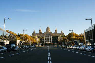 Spanien, Barcelona, leere Avenue Reina Maria Cristina mit Nationalpalast im Hintergrund - KIJF000175