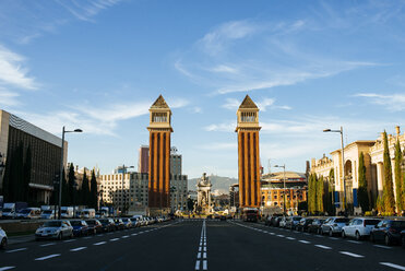 Spanien, Barcelona, Blick auf die Avenue Reina Maria Cristina mit den venezianischen Türmen im Hintergrund - KIJF000176