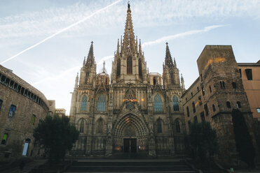 Spanien, Barcelona, Blick auf die Kathedrale von Barcelona im Gotischen Viertel - KIJF000177