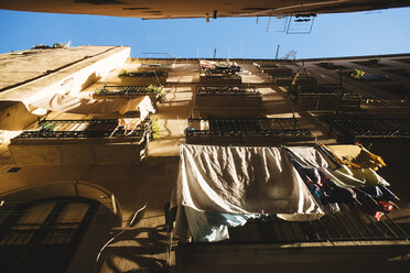 Spain, Barcelona, house front with drying clothes at the Gothic Quarter - KIJF000179