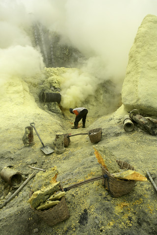 Indonesien, Java, Schwefelbergleute bei der Arbeit im Krater von Kawah Ijen, lizenzfreies Stockfoto
