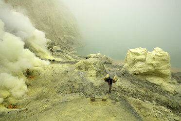 Indonesien, Java, Schwefelbergleute bei der Arbeit im Krater von Kawah Ijen - DSG000986