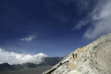 Indonesien, Java, Reisende wandern am Kraterrand des Mount Bromo - DSGF000990