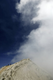 Indonesien, Java, Reisende wandern am Kraterrand des Mount Bromo - DSGF000991