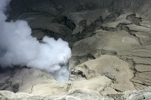 Indonesien, Java, Rauchender Vulkan Mount Brome, Blick auf den Kraterrand - DSGF000992