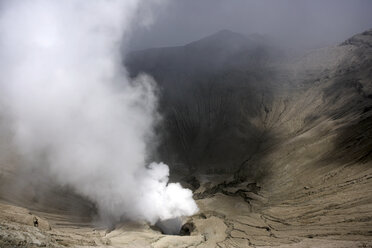 Indonesien, Java, Rauchender Vulkan Mount Brome, Blick auf den Kraterrand - DSGF000993