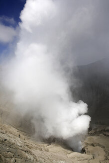 Indonesien, Java, Rauchender Vulkan Mount Brome, Blick auf den Kraterrand - DSGF000994