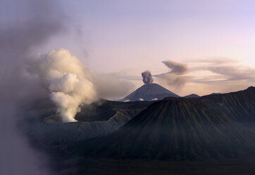 Indonesien, Java, Vulkane Bromo, Batok und Semeru im Abendlicht - DSGF000997