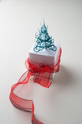 Geschenkkarton mit roter Schleife und Weihnachtsbaum - MYF001344