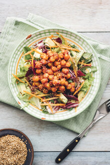 Gemischter Rohkostsalat mit Marinade, Tomate, geräuchertem Paprika, Honig, Sojasauce, Kichererbsen auf Teller - IPF000286